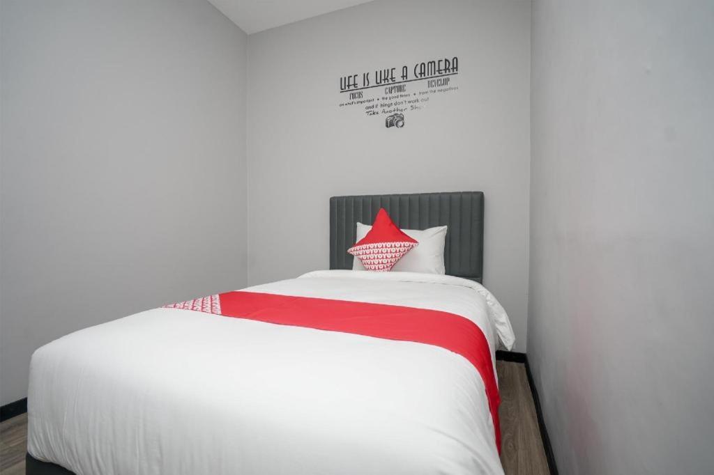 Oyo 568 Rajawali Homestay Palembang Bagian luar foto