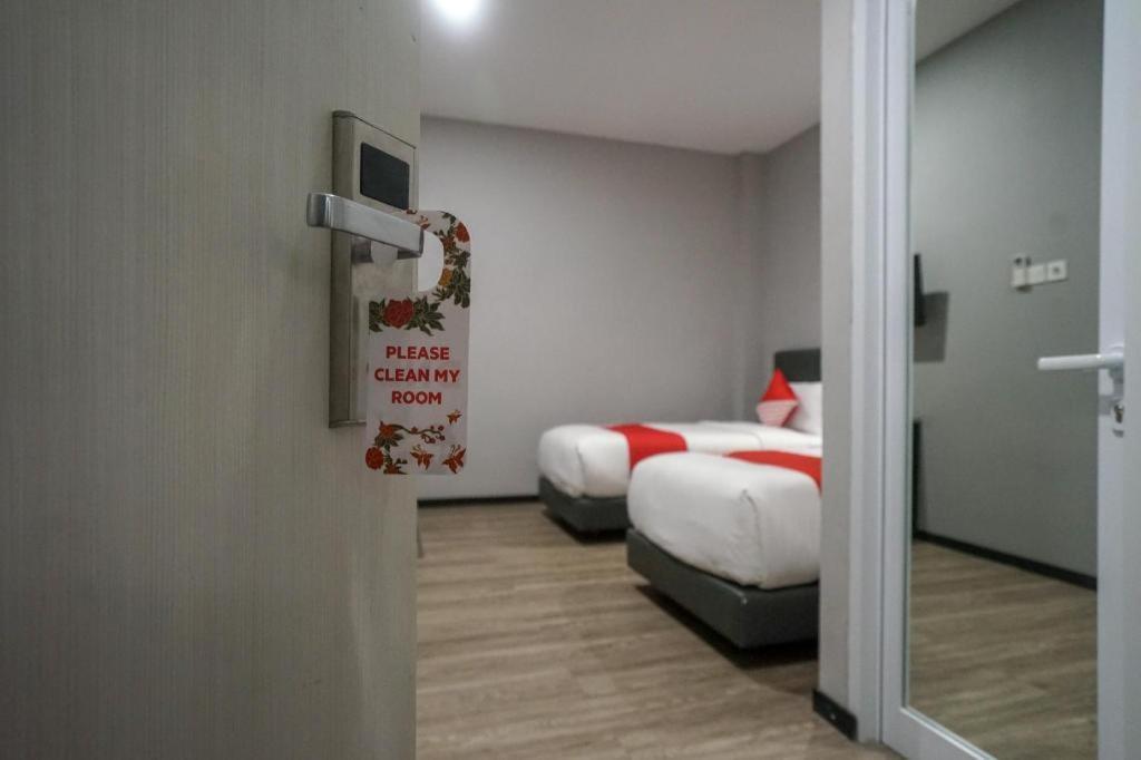 Oyo 568 Rajawali Homestay Palembang Bagian luar foto
