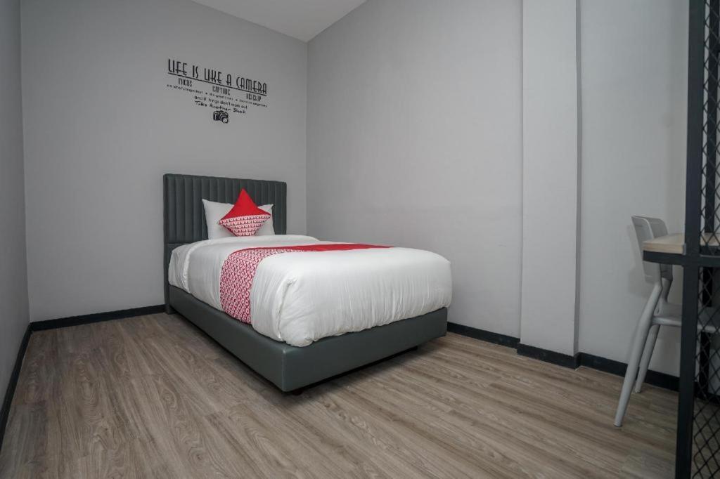 Oyo 568 Rajawali Homestay Palembang Bagian luar foto