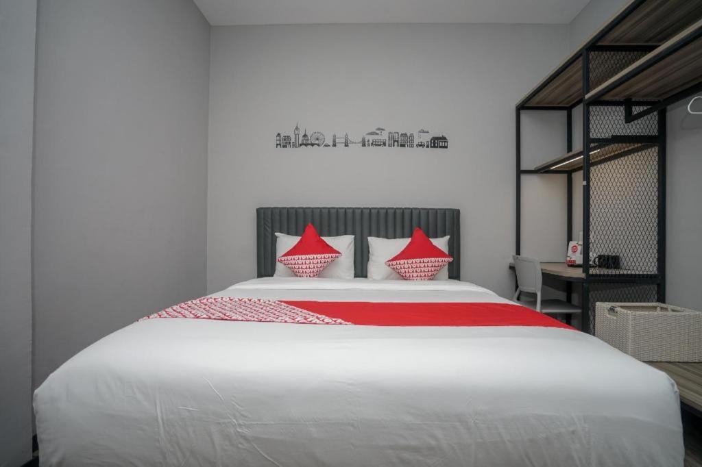 Oyo 568 Rajawali Homestay Palembang Bagian luar foto