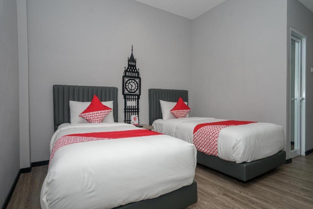 Oyo 568 Rajawali Homestay Palembang Bagian luar foto