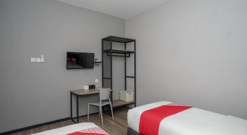 Oyo 568 Rajawali Homestay Palembang Bagian luar foto